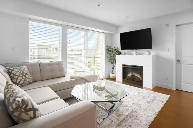 303 15745 CROYDON DRIVE - photo 3 of 18