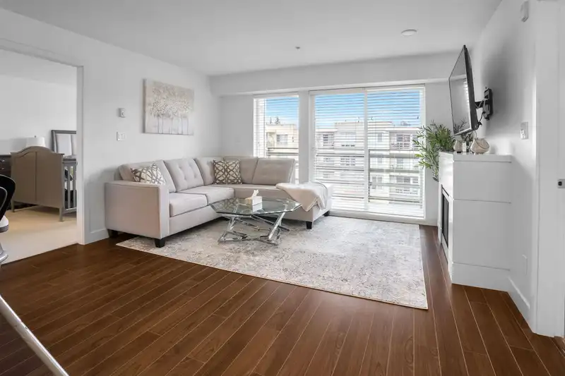 303 15745 CROYDON DRIVE - photo 4 of 18
