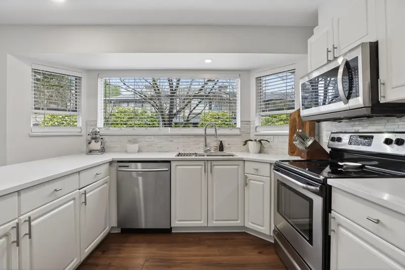 109 16080 82 AVENUE - photo 2 of 25