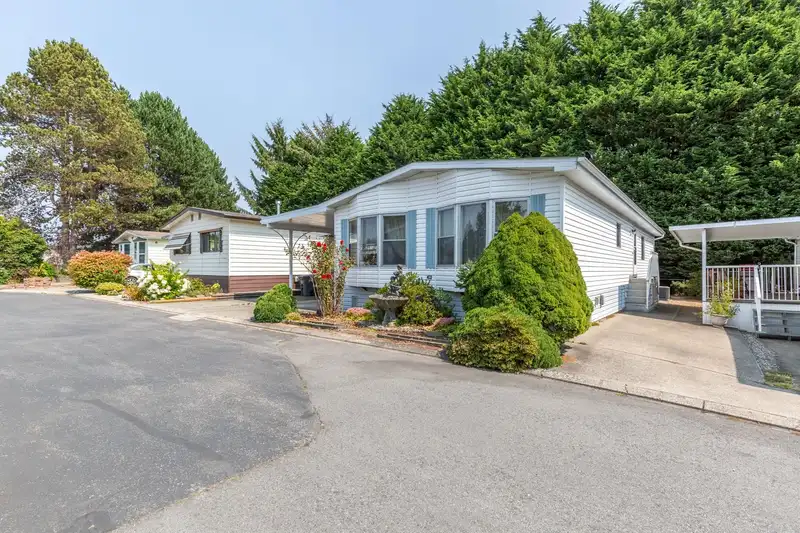 103 2062 KING GEORGE BOULEVARD - photo 1 of 28