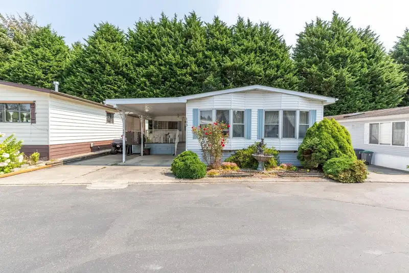103 2062 KING GEORGE BOULEVARD - photo 2 of 28