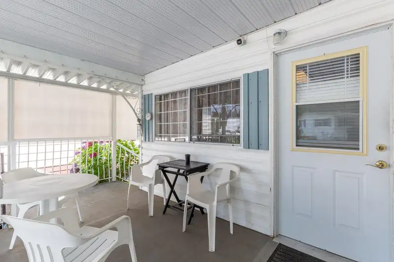 103 2062 KING GEORGE BOULEVARD - photo 4 of 28