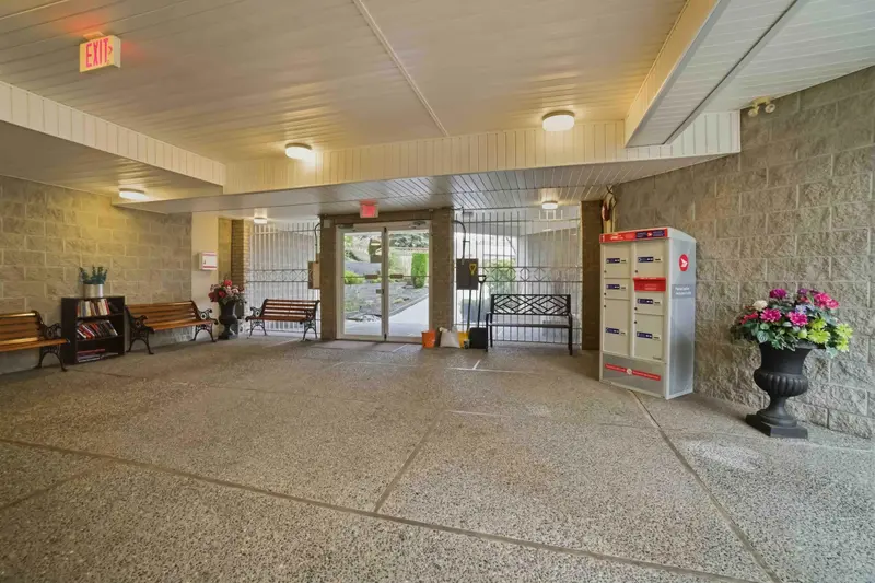 309 450 BROMLEY STREET - photo 4 of 25