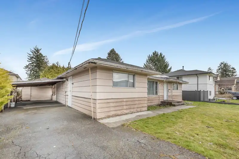 8498 N 122 STREET - photo 3 of 22