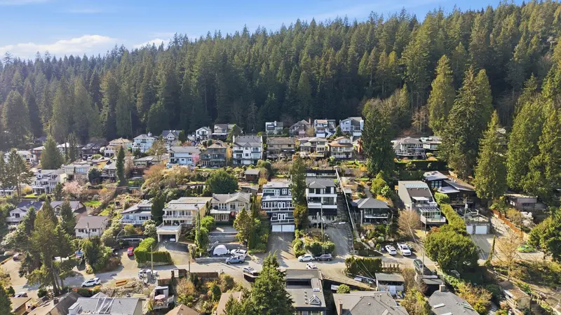 2341 CALEDONIA AVENUE - photo 3 of 25