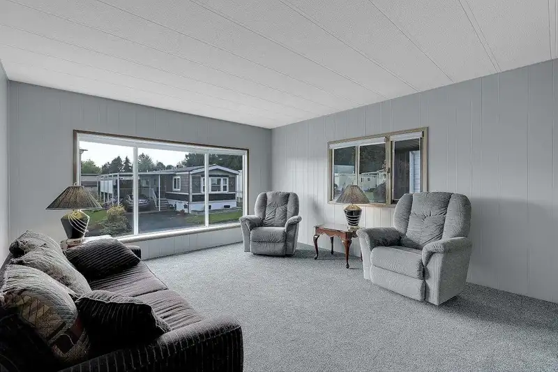 43 15875 20 AVENUE - photo 2 of 32