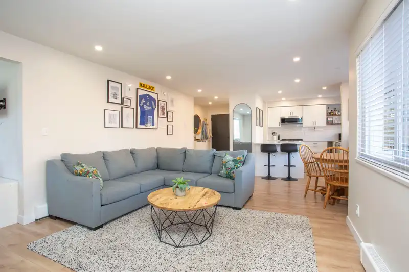 202 1381 MARTIN STREET - photo 2 of 37