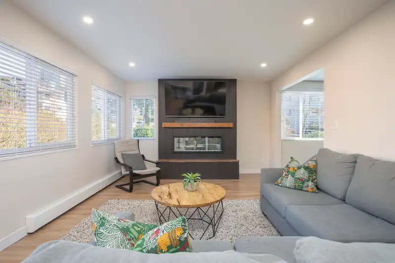202 1381 MARTIN STREET - photo 3 of 37