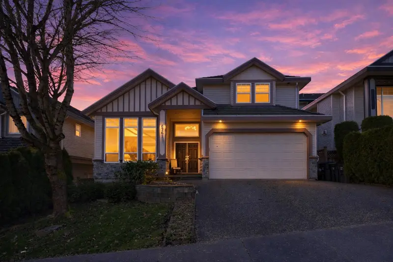 6761 145A STREET - photo 2 of 25