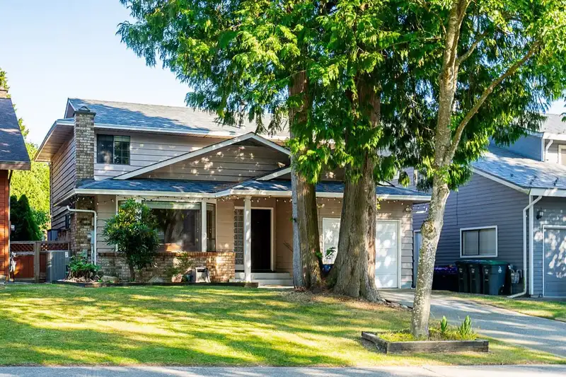 14880 17 AVENUE - photo 2 of 40