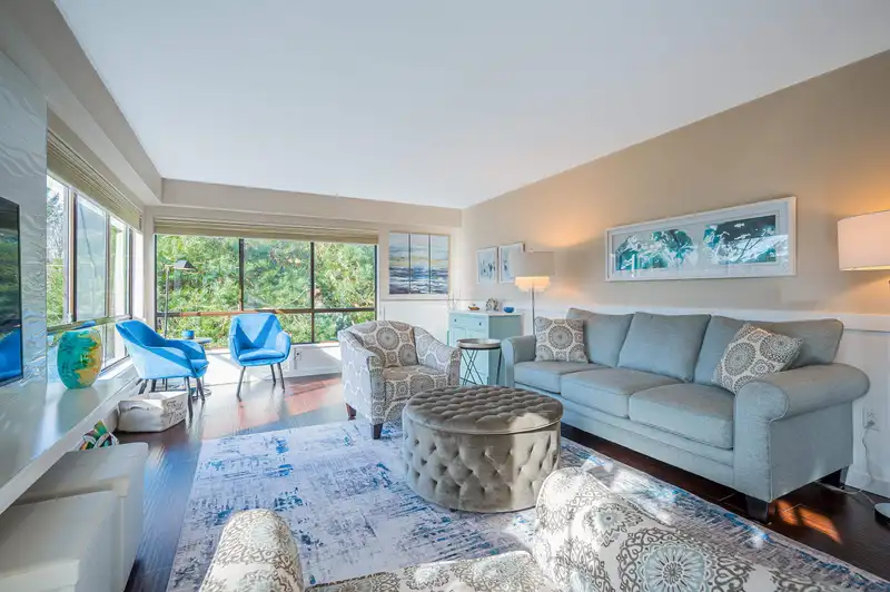 202 1319 MARTIN STREET - photo 3 of 34