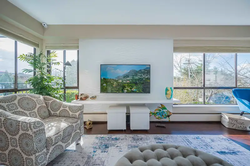 202 1319 MARTIN STREET - photo 4 of 34