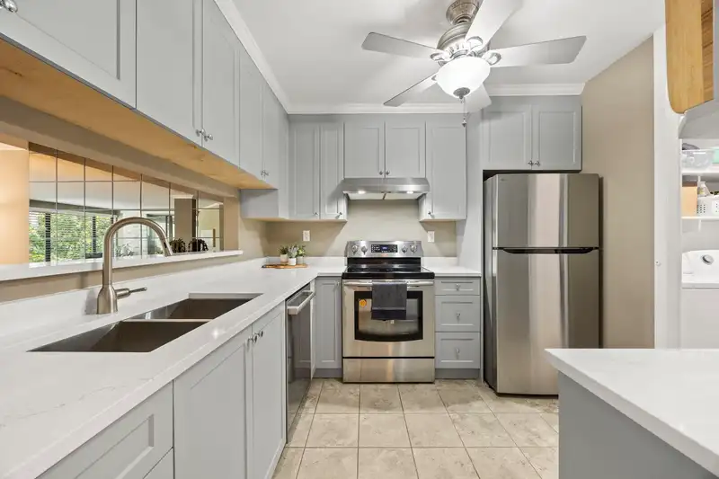 212 15313 19 AVENUE - photo 3 of 22