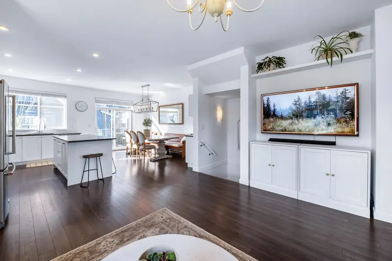 4 127 172 STREET - photo 2 of 24