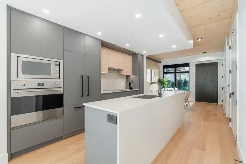 121 310 SALTER STREET - photo 3 of 25