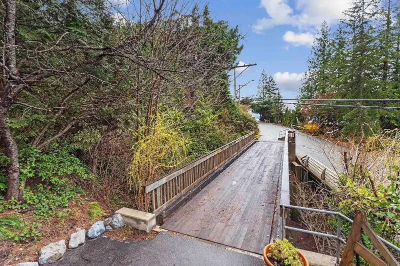 325 BAYVIEW ROAD - photo 2 of 25