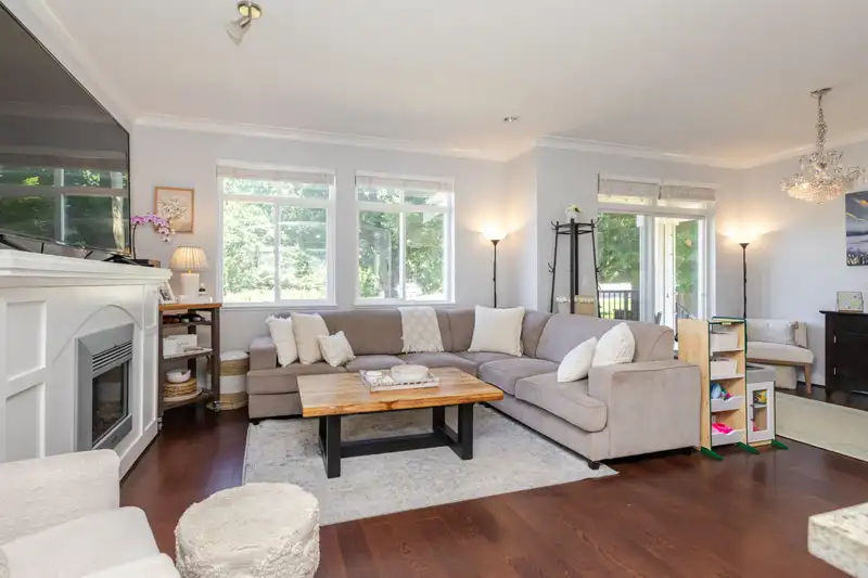 21 2925 KING GEORGE BOULEVARD - photo 4 of 40