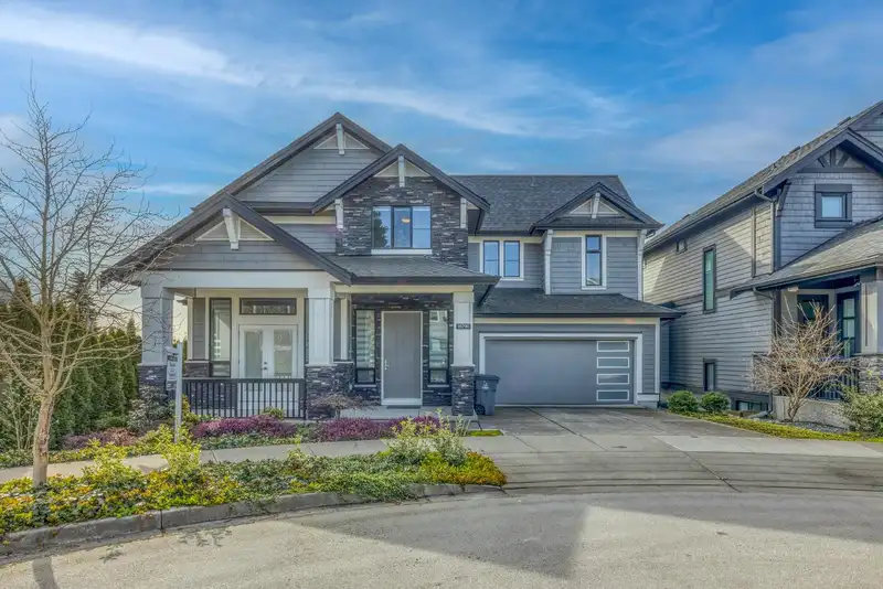 16790 17 AVENUE - photo 1 of 3
