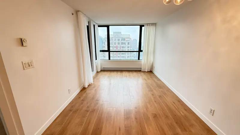 3008 909 MAINLAND STREET - photo 2 of 17