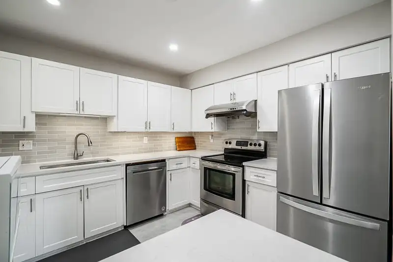 103 15290 THRIFT AVENUE - photo 1 of 21