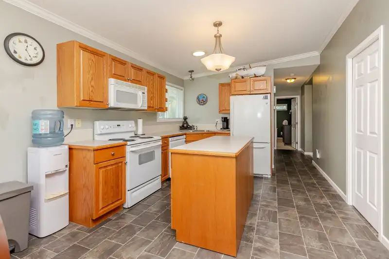 182 1840 160 STREET - photo 4 of 39