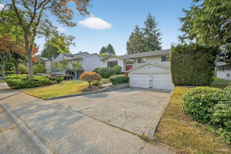 14418 18 AVENUE - photo 2 of 40