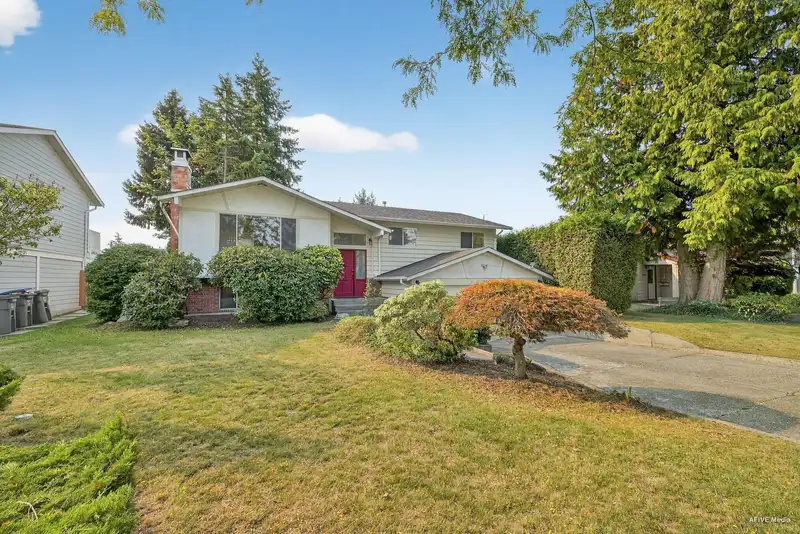 14418 18 AVENUE - photo 3 of 40