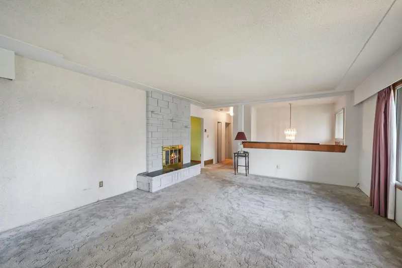 19150 61A AVENUE - photo 3 of 25