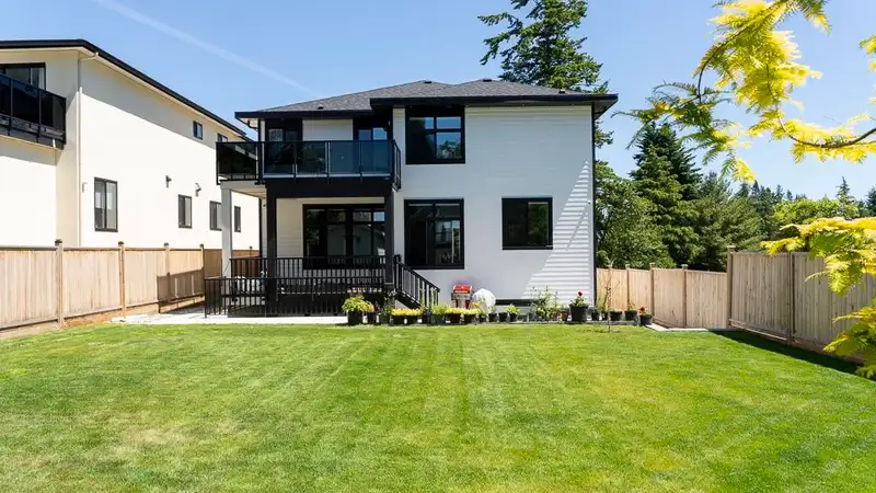 937 160B STREET - photo 2 of 32