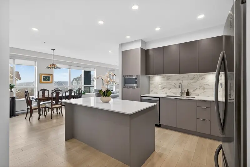 319 1792 STARLING DRIVE - photo 4 of 25