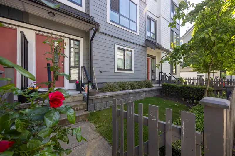 13 16760 25 AVENUE - photo 2 of 25