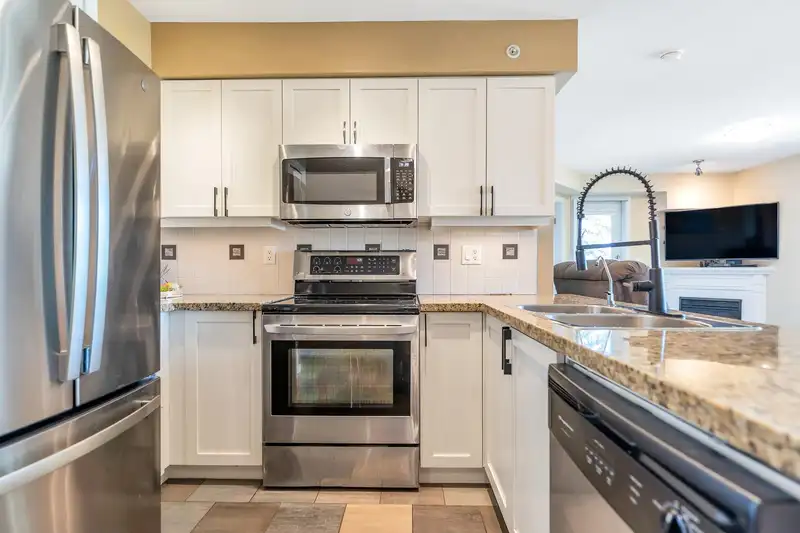 405 2511 KING GEORGE BOULEVARD - photo 3 of 40