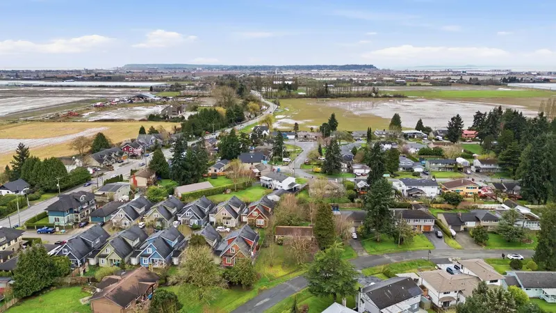 5186 MASSEY DRIVE - photo 2 of 8