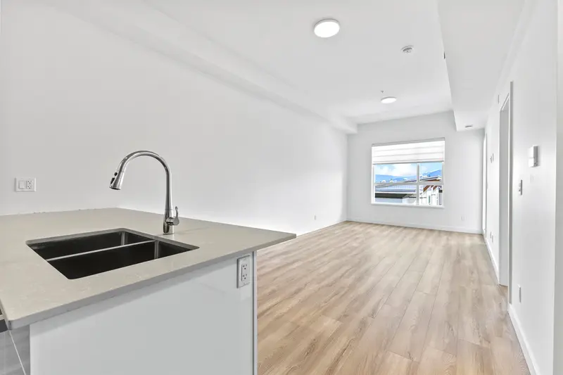 510 11913 BURNETT STREET - photo 2 of 18