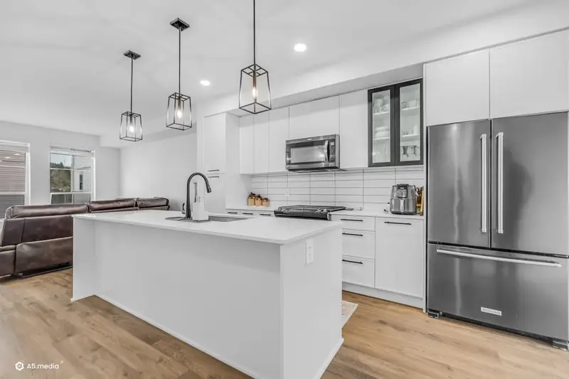 49 2774 MOTROSE AVENUE - photo 3 of 17