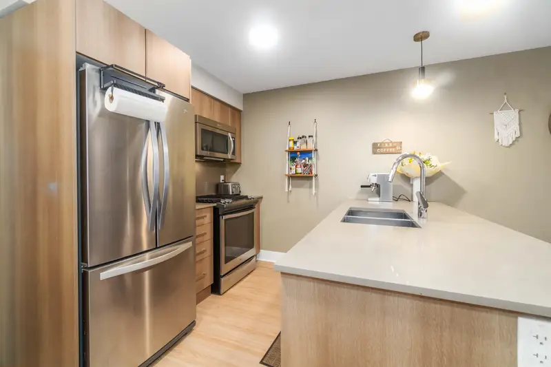 117 7058 14TH AVENUE - photo 4 of 25