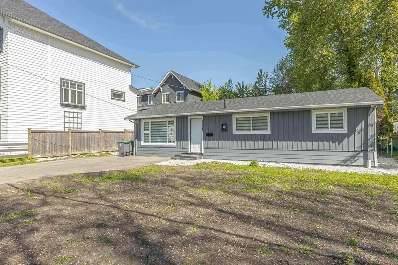 16373 15 AVENUE - photo 1 of 25