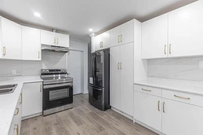 16373 15 AVENUE - photo 3 of 25
