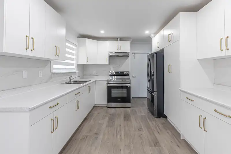 16373 15 AVENUE - photo 4 of 25