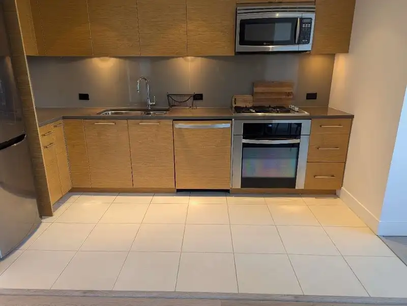 605 1473 JOHNSTON ROAD - photo 2 of 7