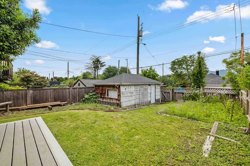 2641 E 5TH AVENUE - photo 4 of 25