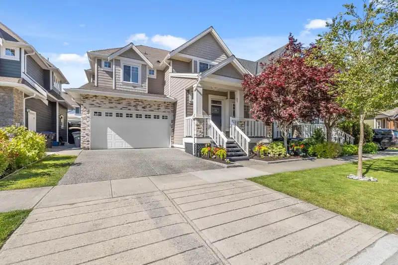 17371 1 AVENUE - photo 2 of 39