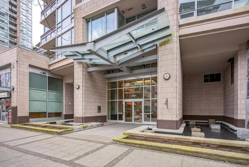 1904 2968 GLEN DRIVE - photo 2 of 25