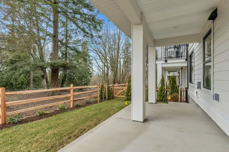 139 1833 165A STREET - photo 4 of 11