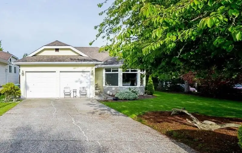16137 10 AVENUE - photo 2 of 34