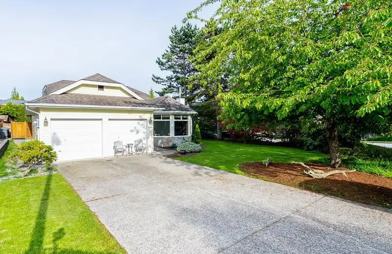 16137 10 AVENUE - photo 3 of 34