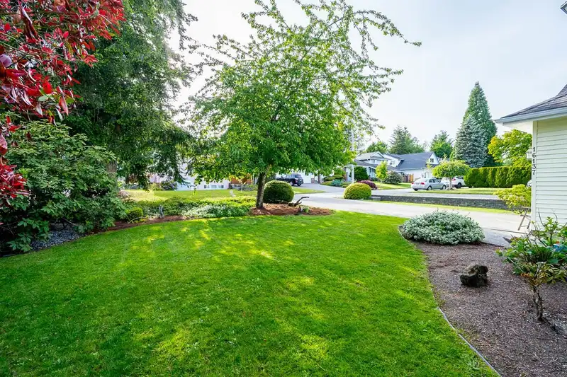 16137 10 AVENUE - photo 4 of 34