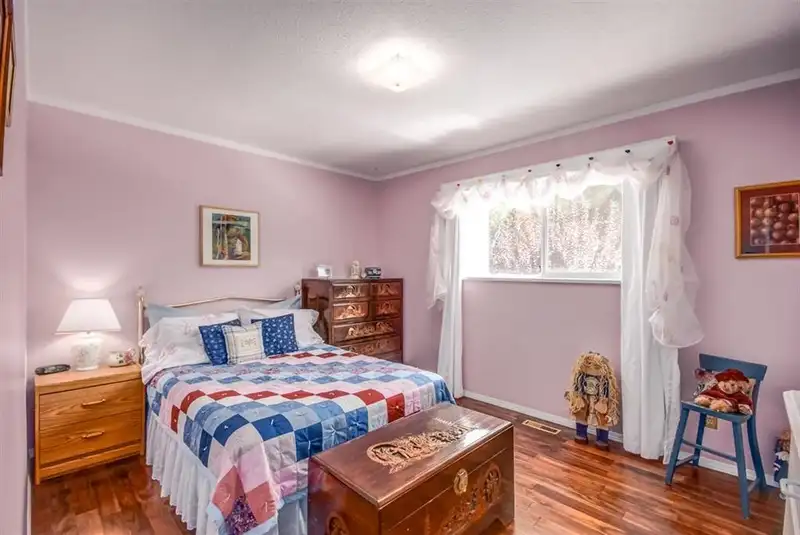 17264 31 AVENUE - photo 4 of 16