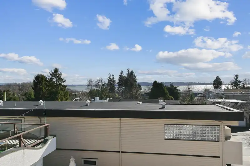 925 KENT STREET - photo 2 of 38