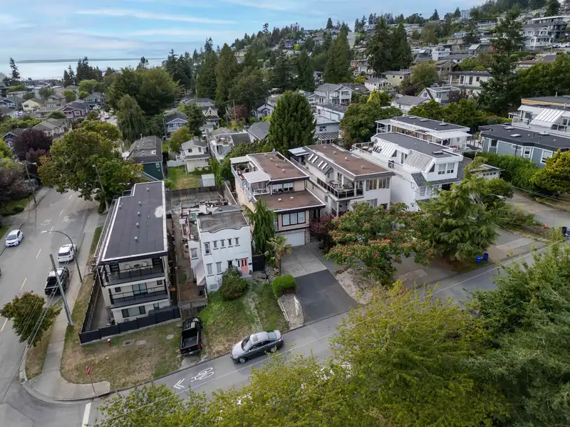 925 KENT STREET - photo 4 of 38